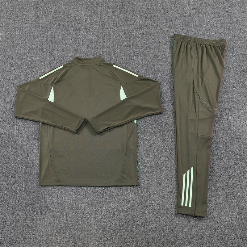Real Madrid Tracksuit (25/26)
